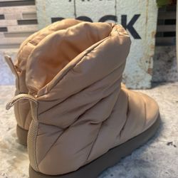 New! Woman’s Snow Boots! Waterproof! Made In Italy! Size 9 But They Run In Small Sizes So It’s Like Size 8 ! Nude/ Light Beige Color! Made By UGG