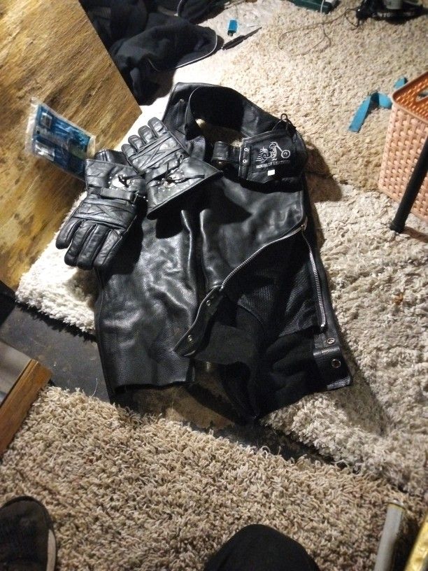 Biker Chaps And Gloves Make Fair Offer I Think They're Women's Size Small But They're Like New Made In Pakistan. House Of Leather!!!