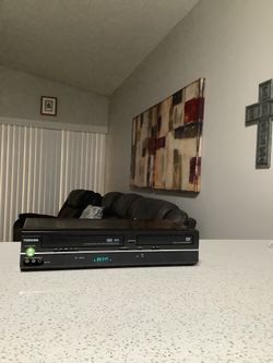* TOSHIBA * HQ  4-HEAD HI-FI STEREO VHS VCR AND DVD PLAYER AND CD PLAYER IN EXCELLENT LIKE NEW CONDITION . MUST SEE TO APPRECIATE .