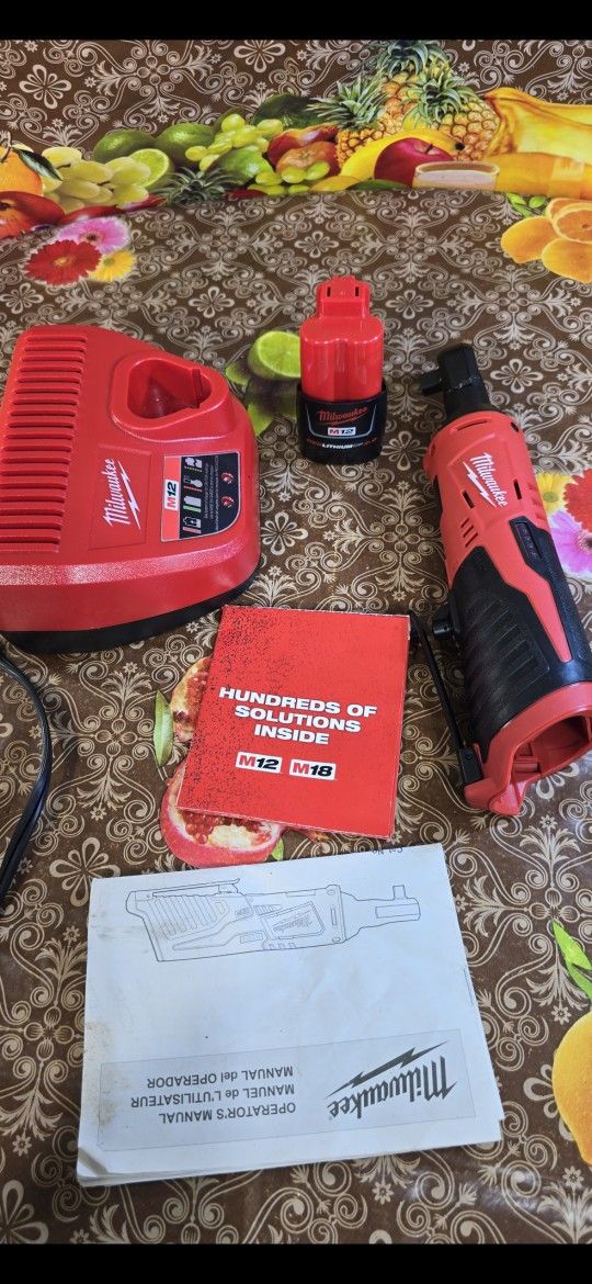 MILWAUKEE M12 12-VOLT LITHIUM ION CORDLESS 3/8 IN RATCHET WITH (1)-2.0AH BATTERY AND CHARGER KIT