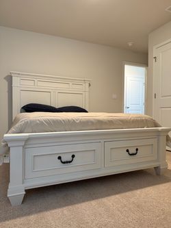 🏡 Beautiful Queen Bedroom Set with Storage – $750 OBO!