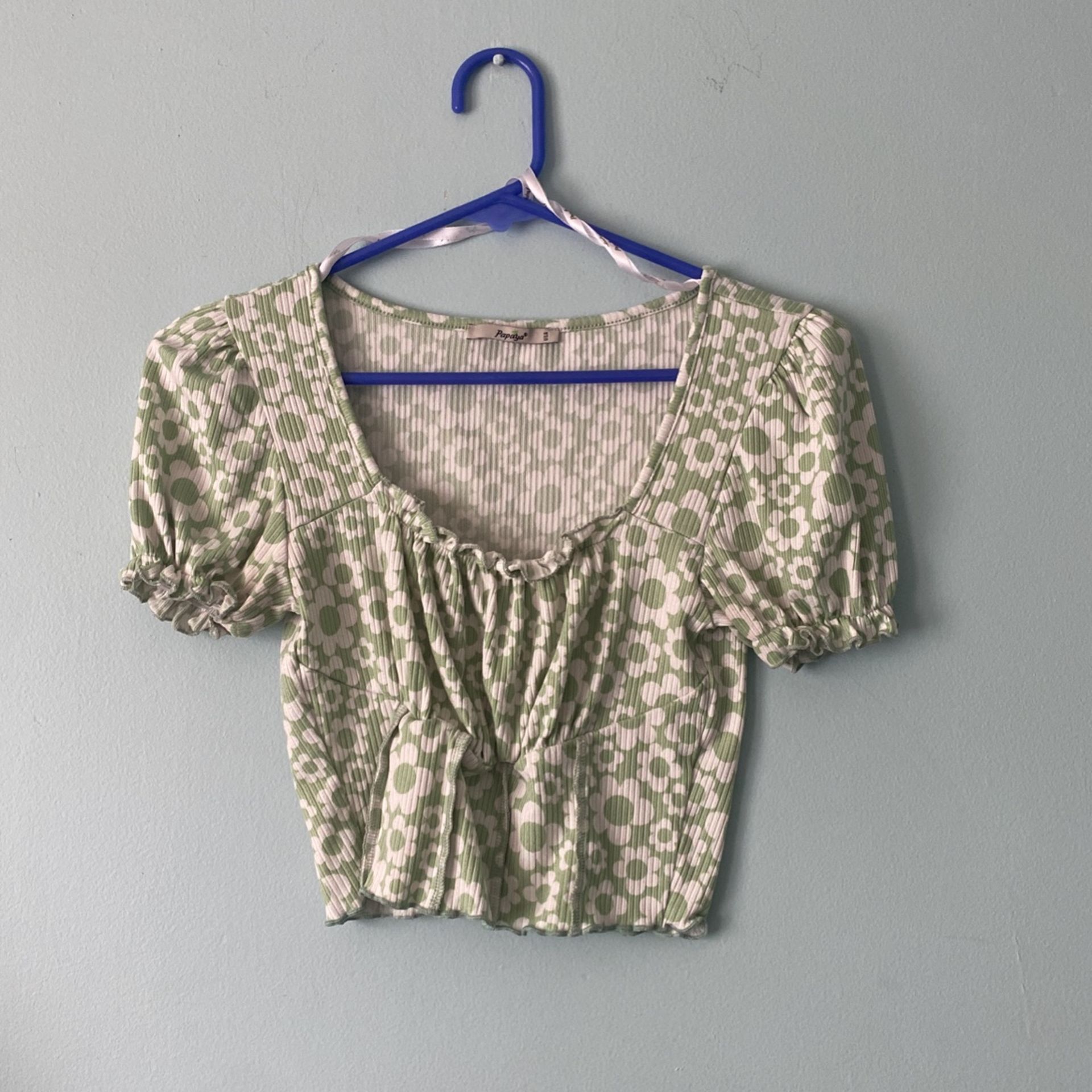 Cute Cropped Green Shirt With White Flowers