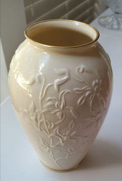 Lenox Ivory Porcelain China Vase. Perfect condition

8" tall x 3" rim and base x 5" widest part of vase