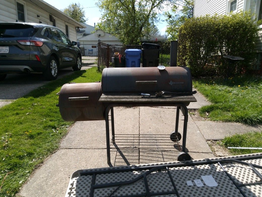 BBQ Grill With Smoker 