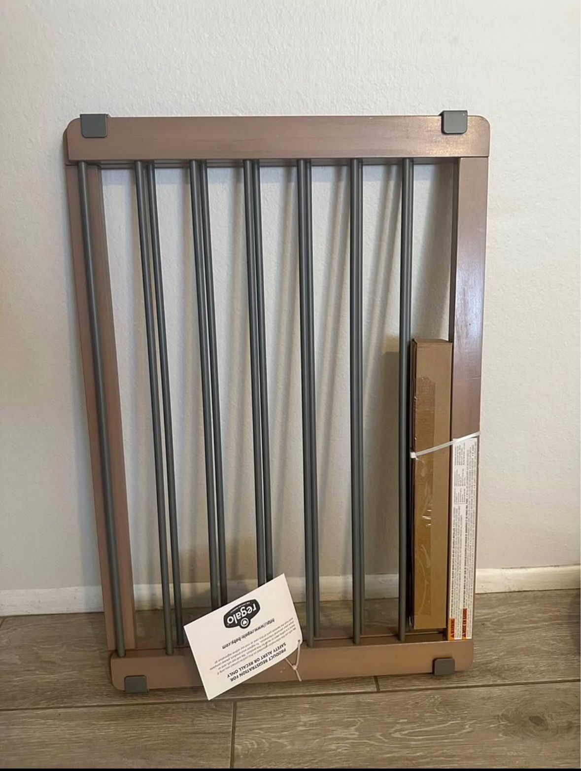 Safety Gate / Pet Gate - Fits Openings 23.5” - 42”