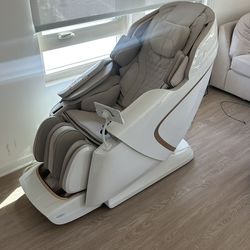 Luxury White Gold Advanced Massage Chair
