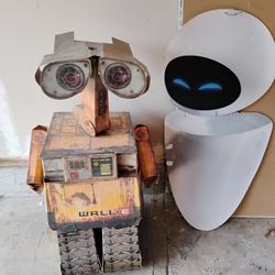 Free WallE And Eve Standees 