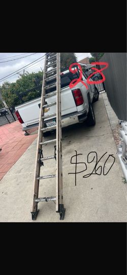 Excellent condition, 28 feet and more sizes available fiberglass extension, Ladders