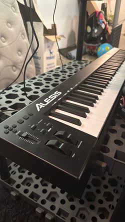 Alesis Q-88 piano keyboard