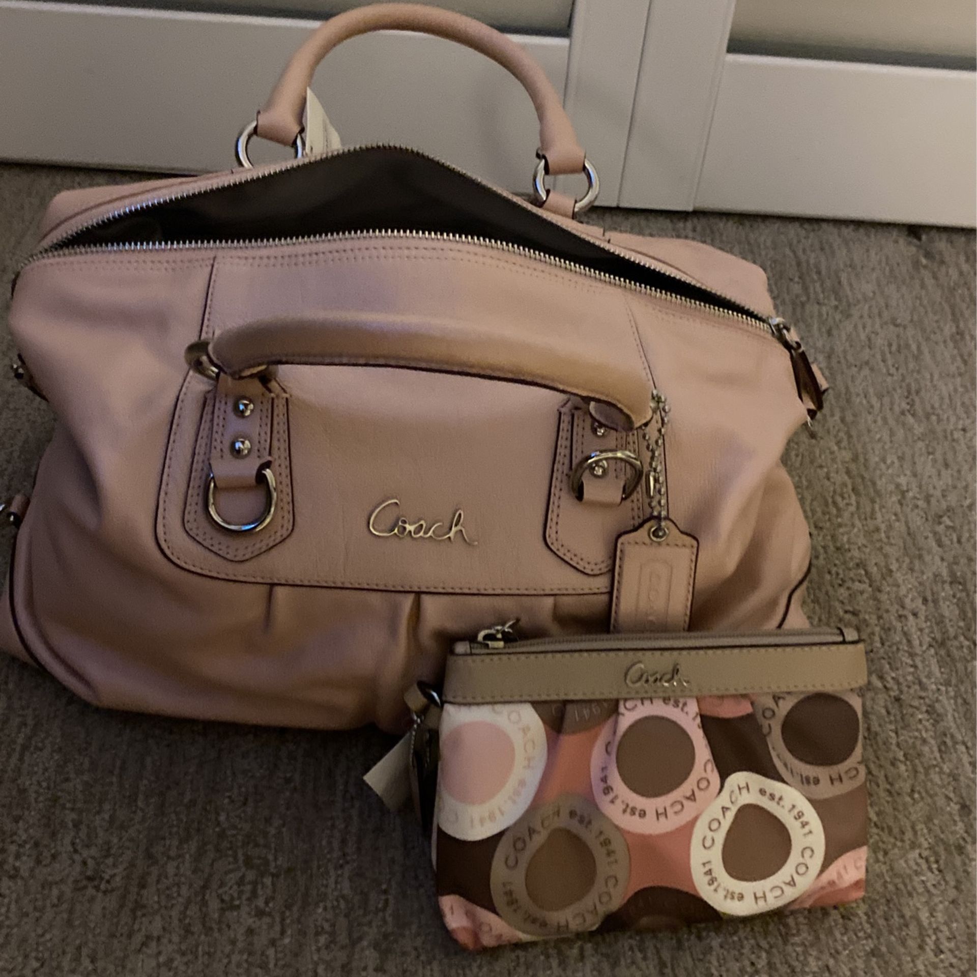Brand New Coach Purse With The Option Of A Crossover And 