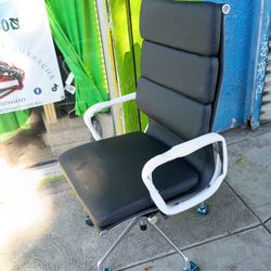 EXECUTIVE OFFICE CHAIR UPHOLSTERED LEATHER ADJUSTABLE HEIGHT 
Executive Chair Upholstered Leather Ergonomic Adjustable Office Chair - Low Back Brown.
