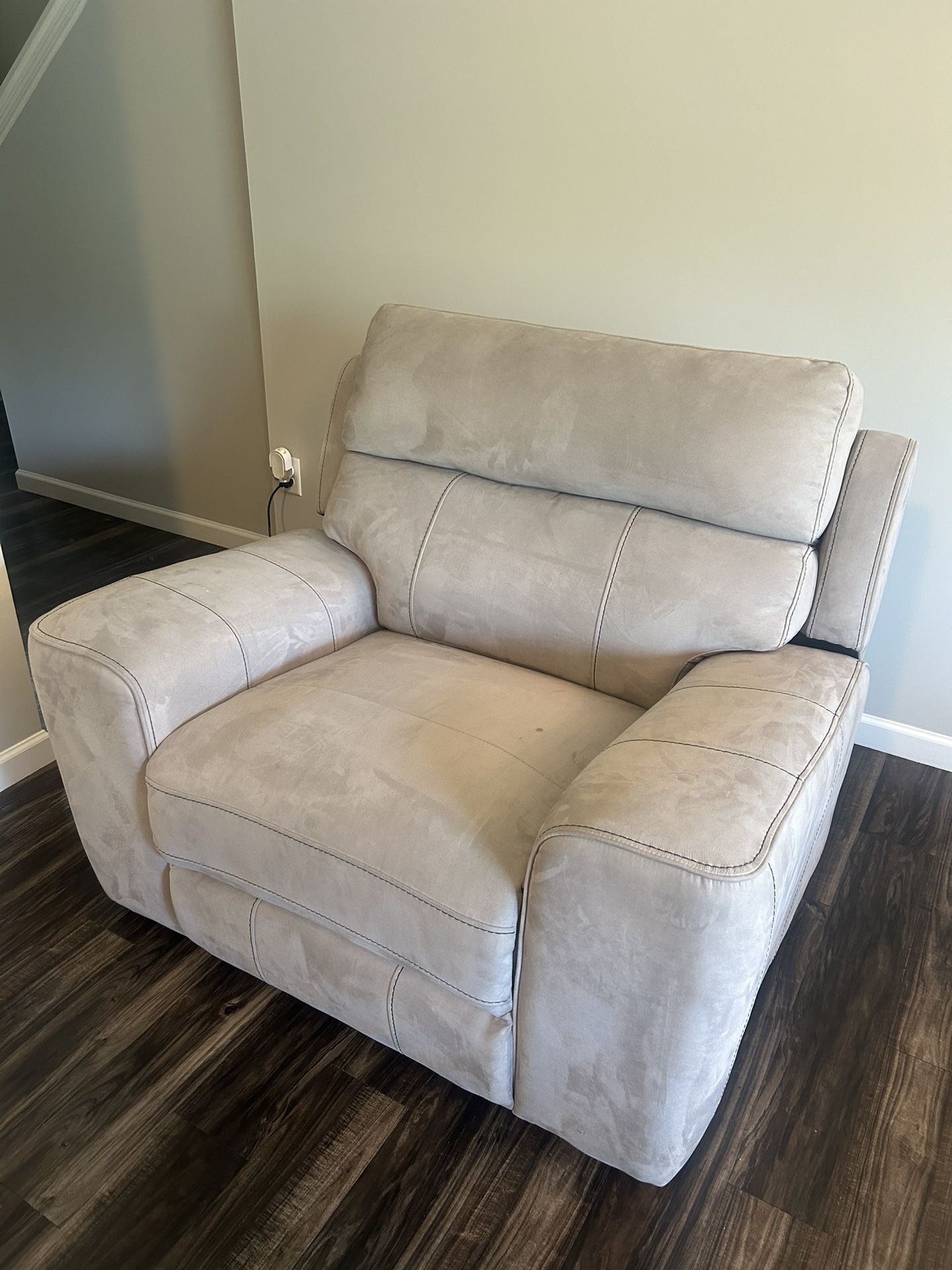 Recliner Chair w Head Recliner and USB Charger Best Offer