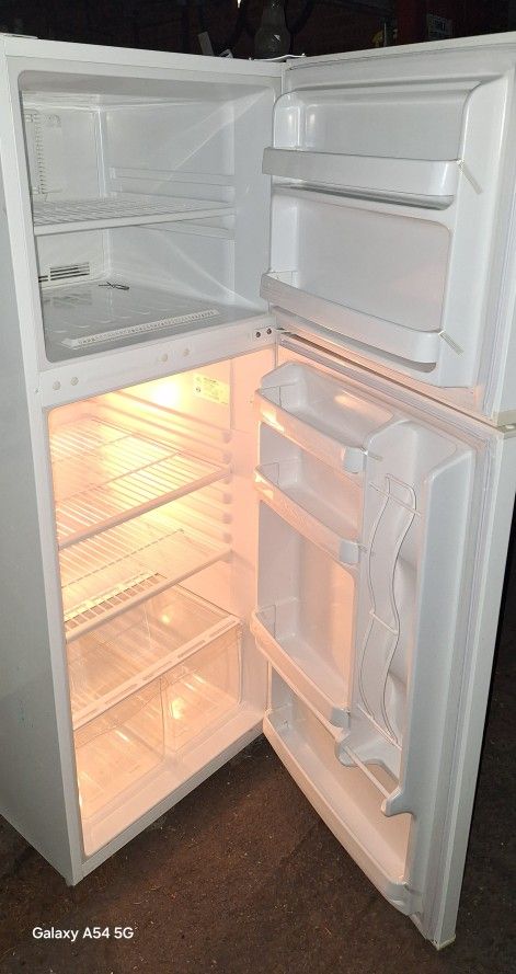 24" Apartment Size Ge Refrigerator
