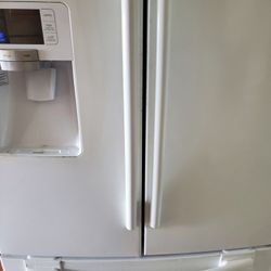 French Door. Refrigerator (Samsung)  White.  28.5 cu. ft.