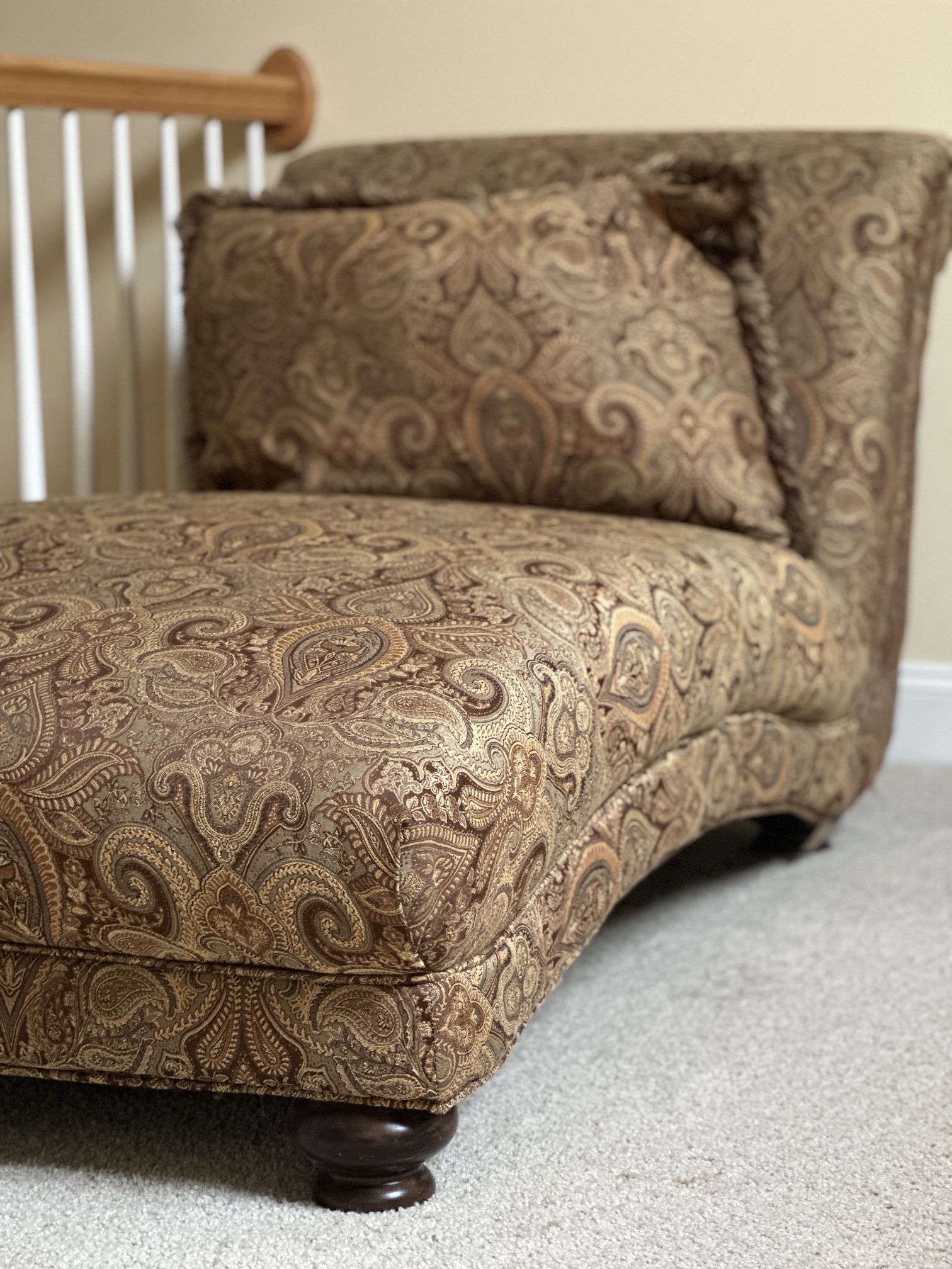 Elegant Chaise Lounge – Excellent Condition
