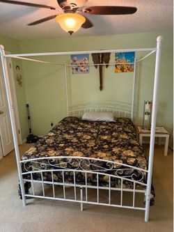 Canopy bed with mattress