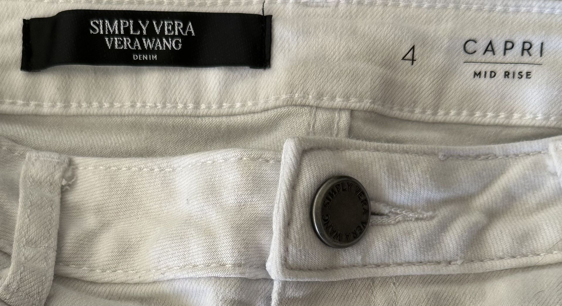 Vera Wang White Mid Rise Capri Jeans Size 4
