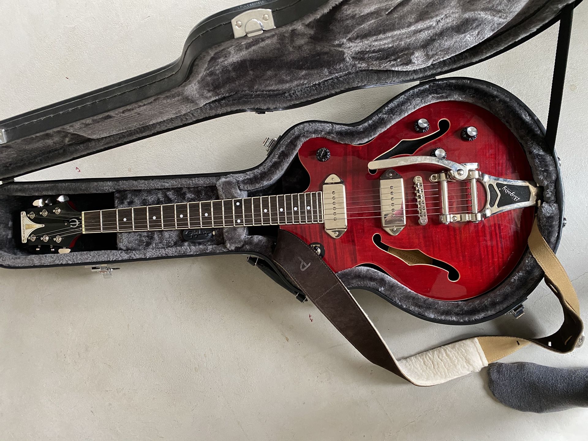 Epiphone Wildkat SemiHollowbody Electric Guitar with Bigsby Wine Red