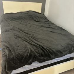 Lot Of 10 Bed Sheets, Cover Blanket Queen Size, Pillows 