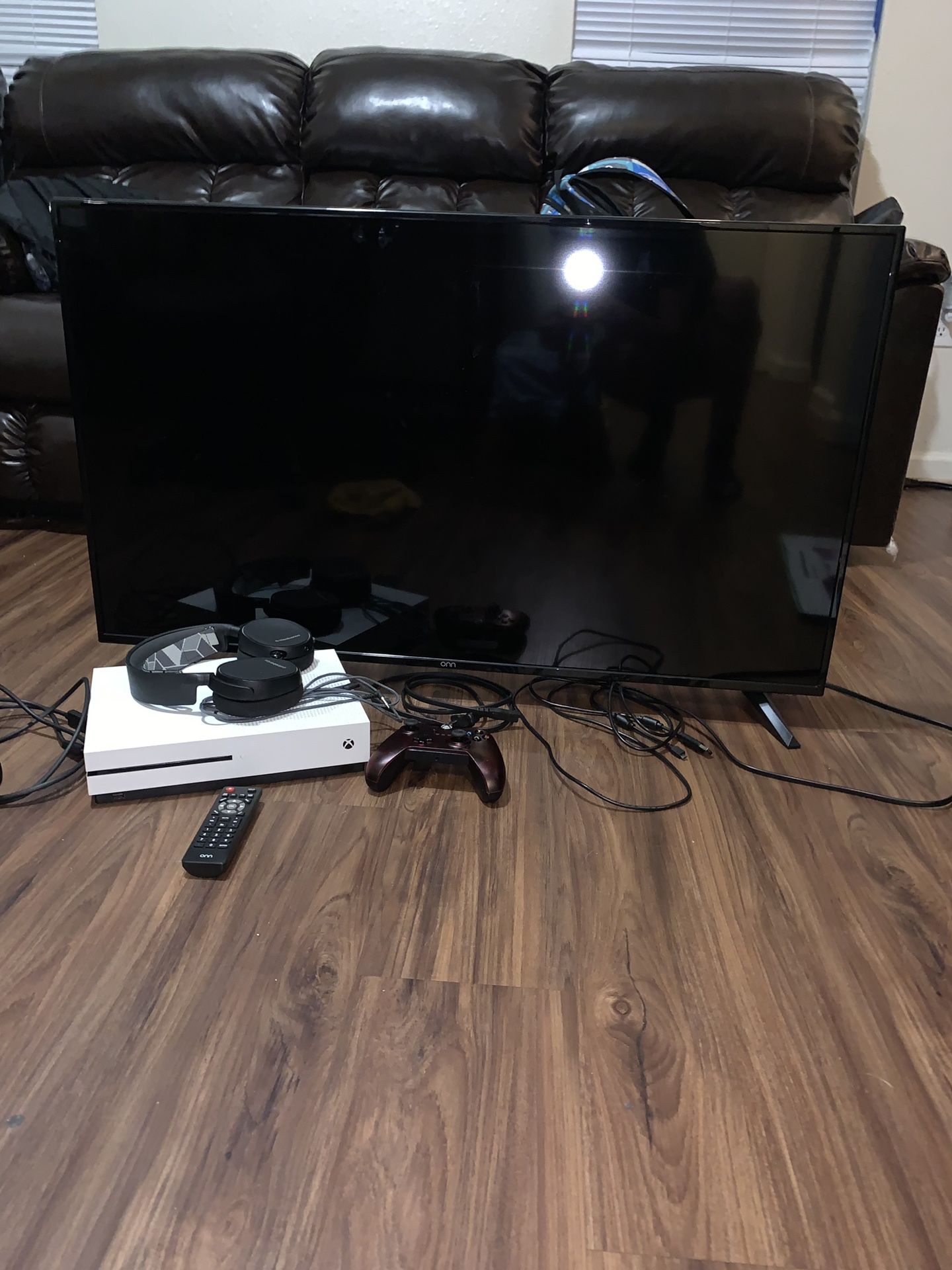 Xbox one s, tv, steelseries gaming headphones, controller