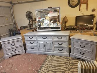 Dresser with mirror and 2 matching nightstands