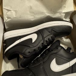 New  🆕  Jordan 1 low women’s black size 5