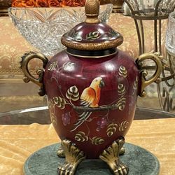 Beautiful Vintage Decorative Hand Painted Parrot Lidded Ceramic Urn 1980’s🌷