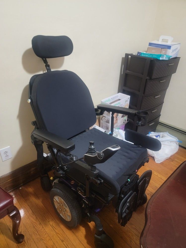 Quantum Q6 Edge Power Wheelchair