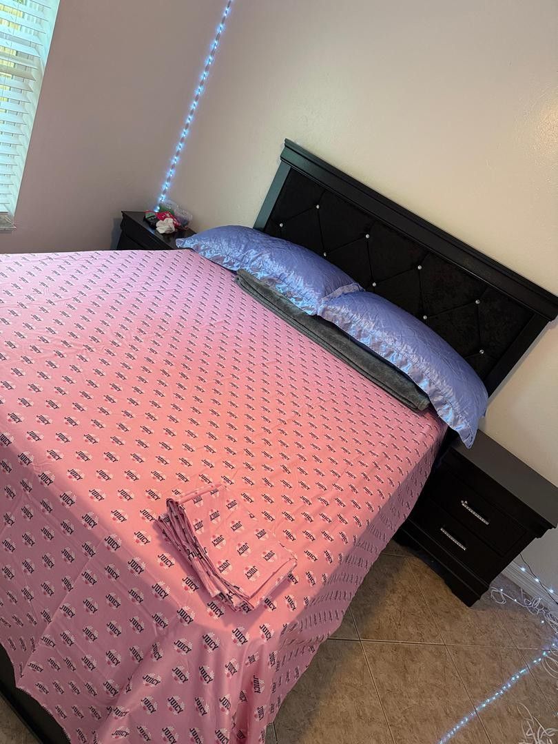 Queen Size Bed With Two Nightstands 
