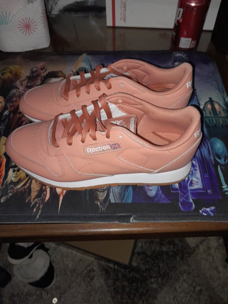 Woman's Reebok Shoes Canyon Coral Size 10.5