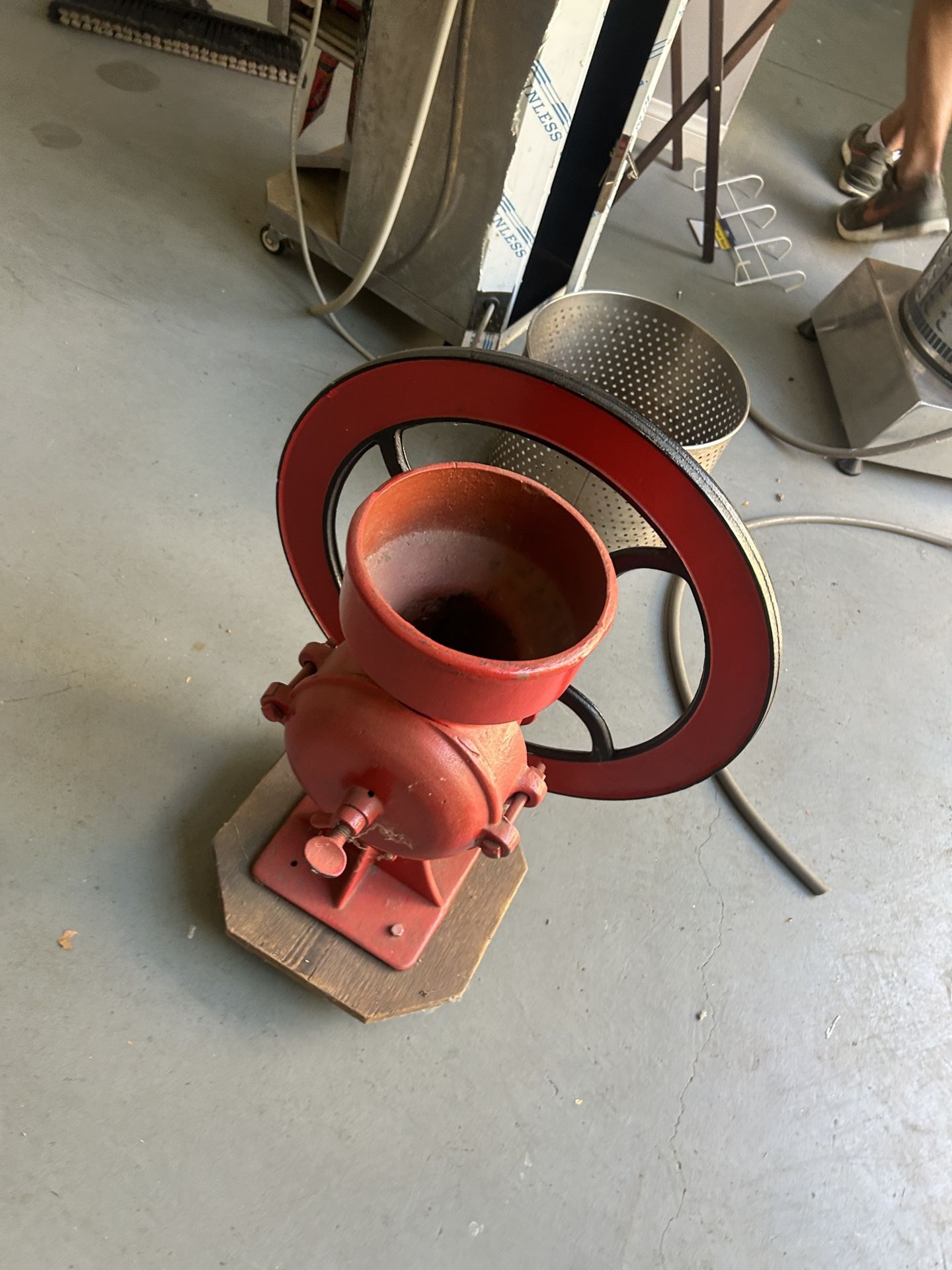 Manual Cast Iron Hand Crank Grinder