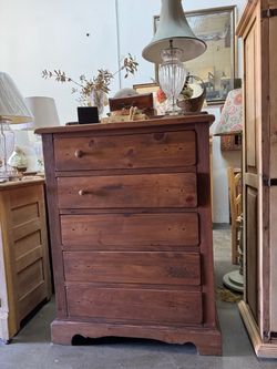 SALE!! NOW $250! BEAUTIFUL VINTAGE CHEST OF DRAWERS (two options of the knobs)