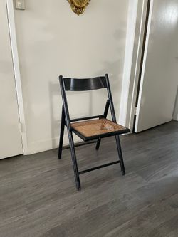 Black folding rattan chair