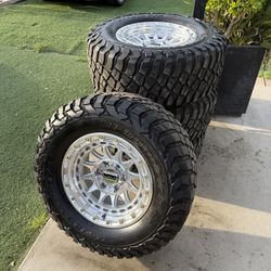 4 kmc rims 285/70/r17 bfg km3 tires  Tacoma rims Chevy rims 6 lug rims 33s llantas r17 methods