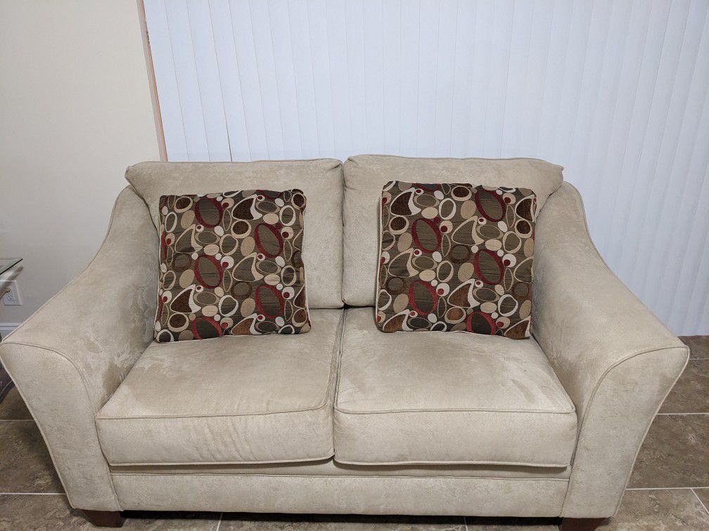 Love Seat With 2 Reversible Pillows