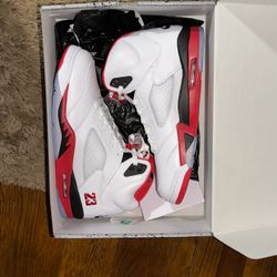 Jordan 5 Retro Fire Red Black Tongue (2025) Size 10.5 Men 