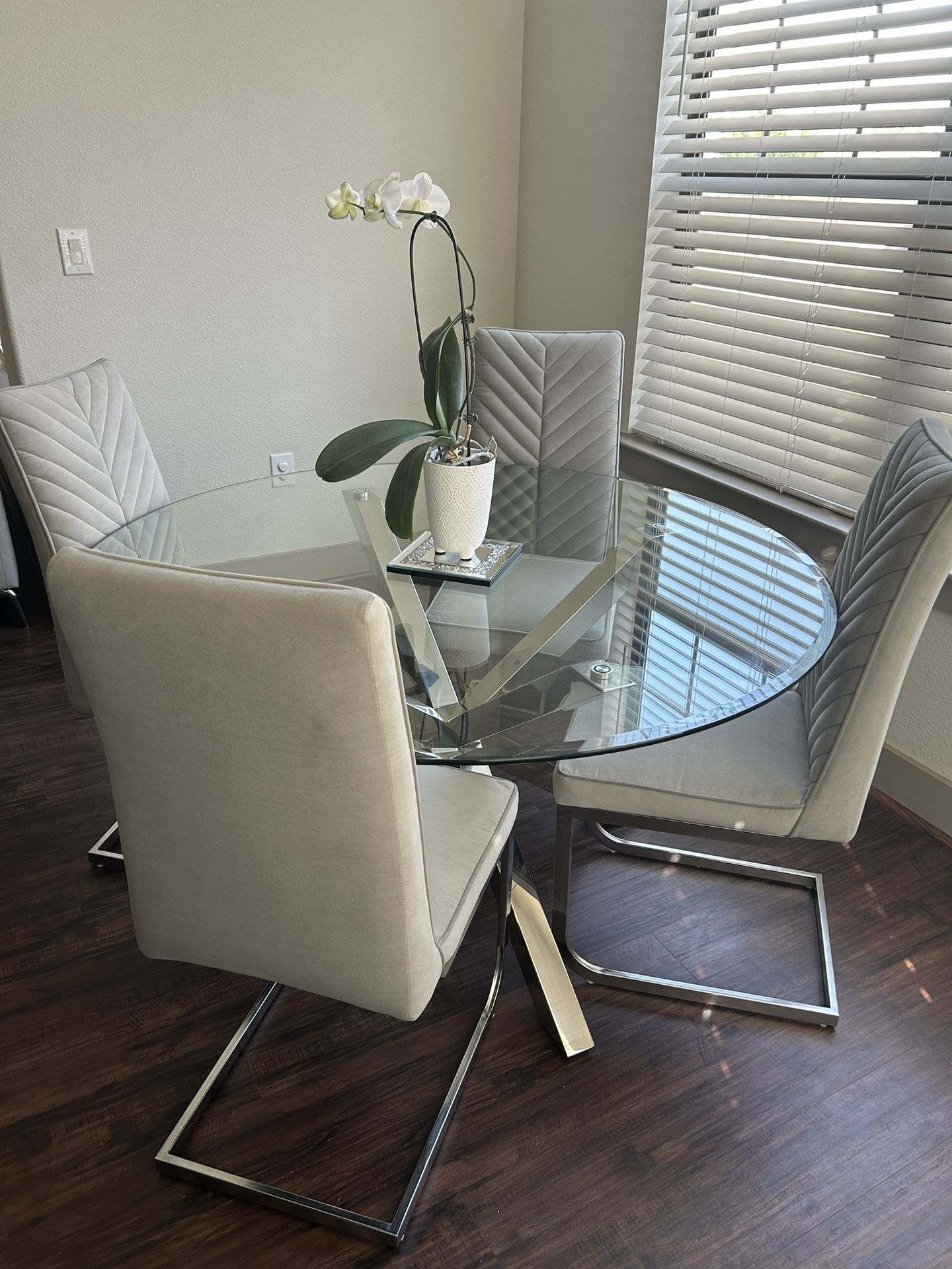 Linton Park Silver 5 Pc Round Dining Set With Gray Chairs
