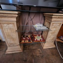 Elegant classic-style TV stand / media console in very good condition.