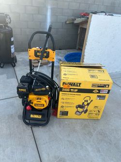 Shop DEWALT 3400 psi 2.5 GPM Gas Cold Water Pressure Washer with
