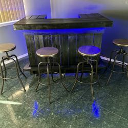 Indoor/outdoor Bar With Stools