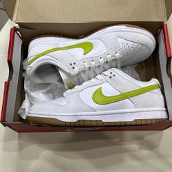 Woman’s NIKE DUNKS LOW SIZE:7 