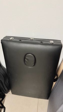 Foldable massage bed