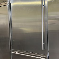 Viking 36”Wide Built In Bottom Freezer 8Series Refrigerator 