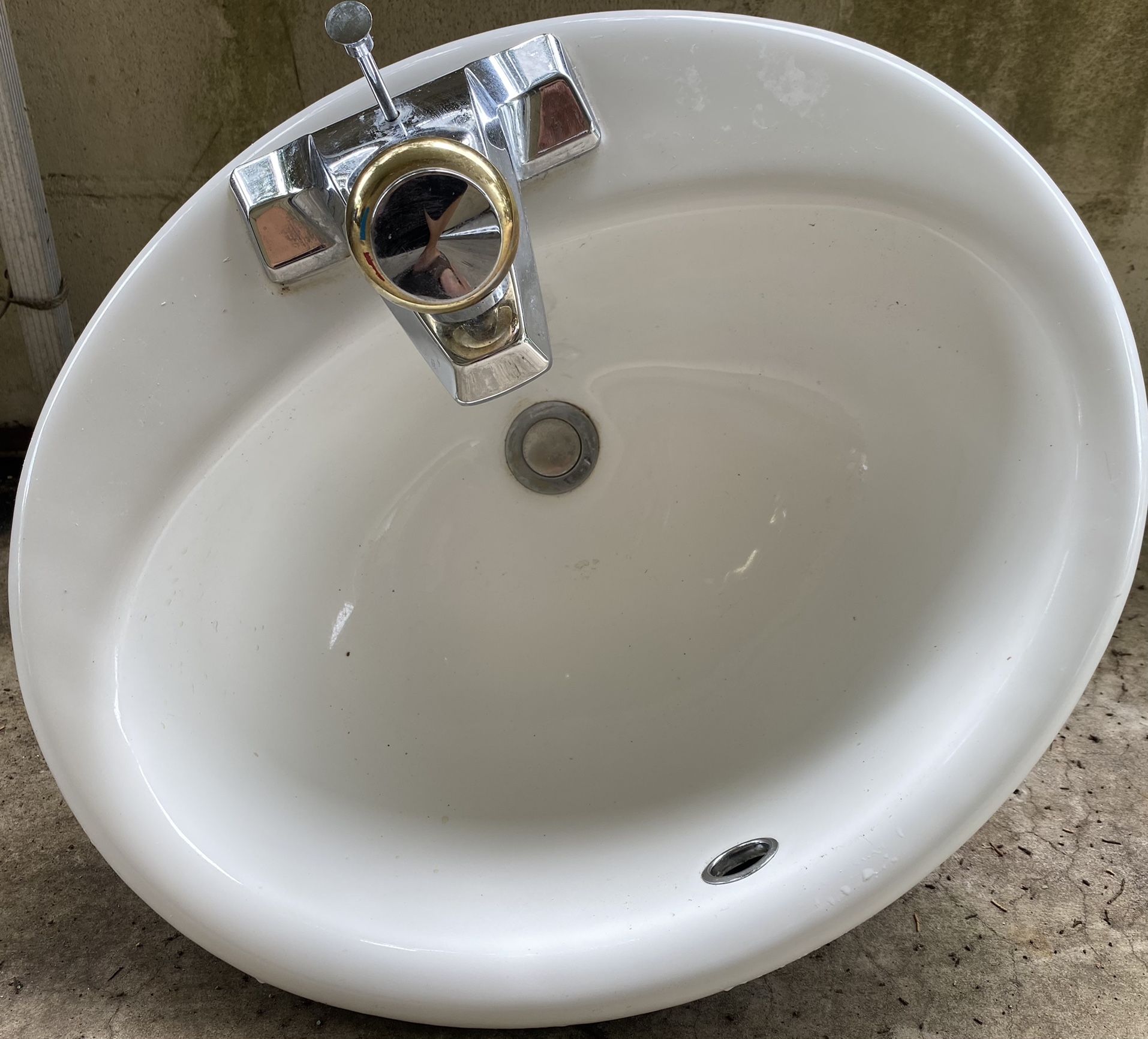 MOEN Enameled Sink Basin With Faucet Hardware