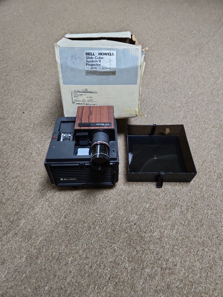 BELL & HOWELL SLIDE CUDE SYS II PROJECTOR