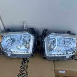 2014-2022  OEM Toyota tundra - headlights pair - halogen