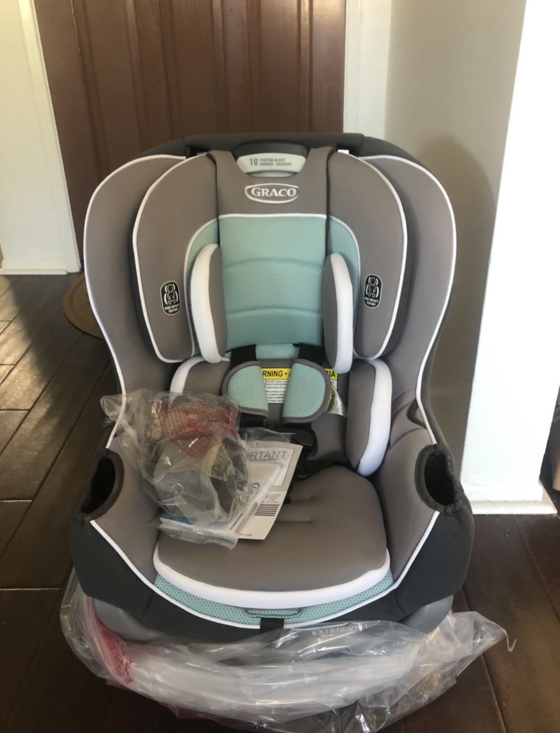 Graco Extend2Fit Convertible Car Seat. Never been used.