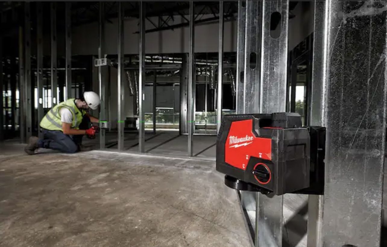 Milwaukee 100 ft. REDLITHIUM Lithium-Ion USB Green Rechargeable Cross Line Laser Level with Charger