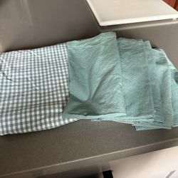 Crate & Barrel Tablecloth & 6 New Napkins
