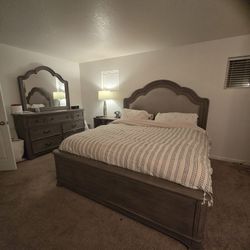 Set 3.pc King Bed, Drawer Dresser & Mirror, Nightstand, Macy's Furniture